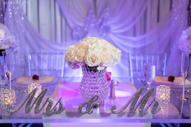 Loews-Portofino-Bay-Hotel-La-Vega-Fotographie-Mr-&-Mrs-Standing-Crystal-Signs-Clear-Chiavari-Chairs-Pink-Peppermint-Celebrations-A-Chair-Affair-Event