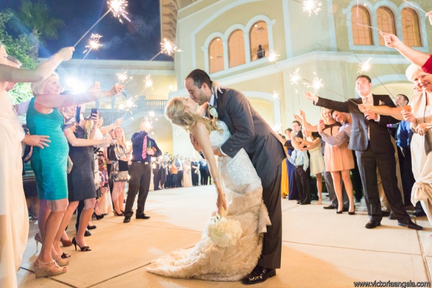 VictoriaAngelaPhotography_RosenShingleCreek_AChairAffiar_CoupleSparklers