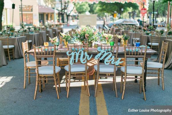 downtown lakeland wedding sweetheart table