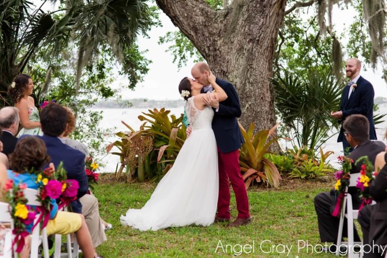 vibrant spring wedding bride and groom ceremony