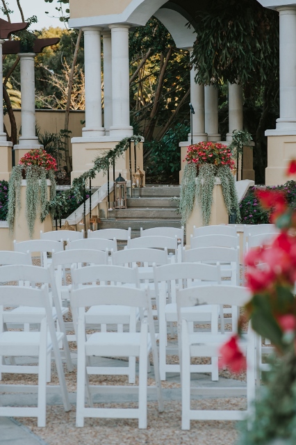 Hollis Garden Meagan and Greg, white resin chairs