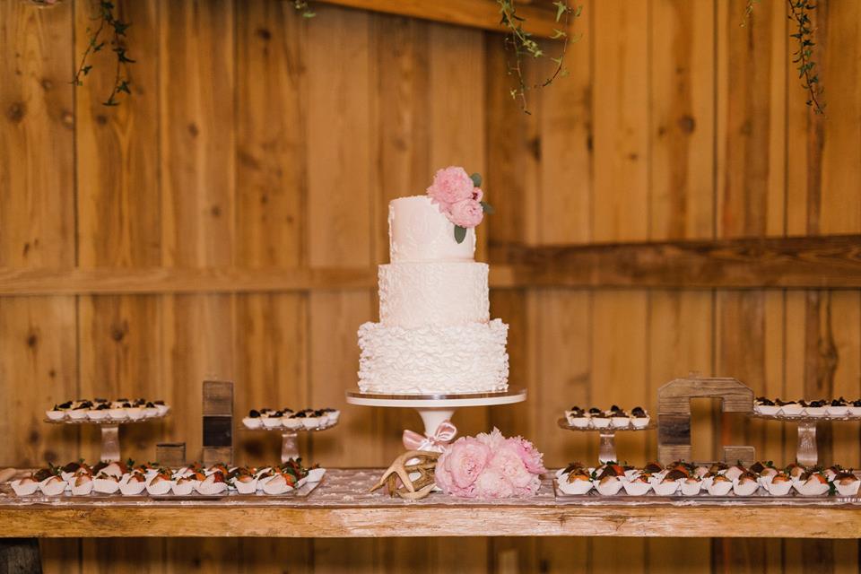 Bridle Oaks Barn Classic Country Wedding Cake A Chair Affair Inc