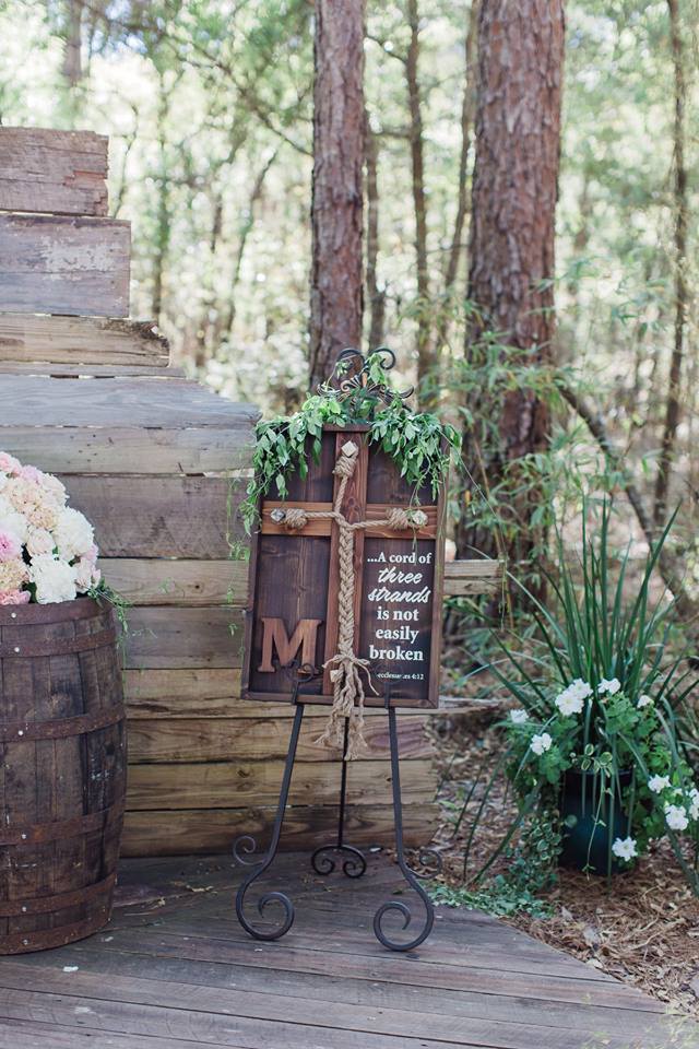 Bridle-Oaks-Barn-classic-country-wedding-ceremony decor