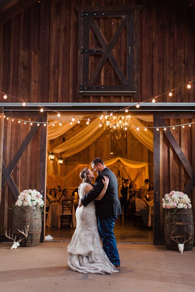 Bridle-Oaks-Barn-classic-country-wedding-dancing