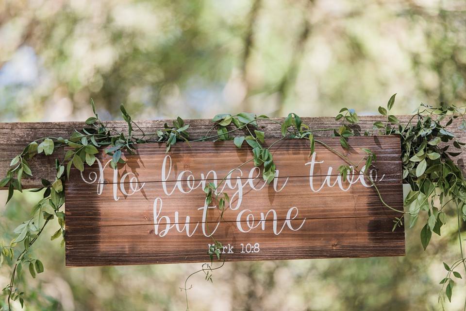 Bridle-Oaks-Barn-classic-country-wedding-decor