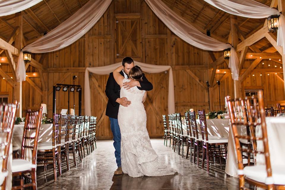 Bridle-Oaks-Barn-classic-country-wedding-reception reveal