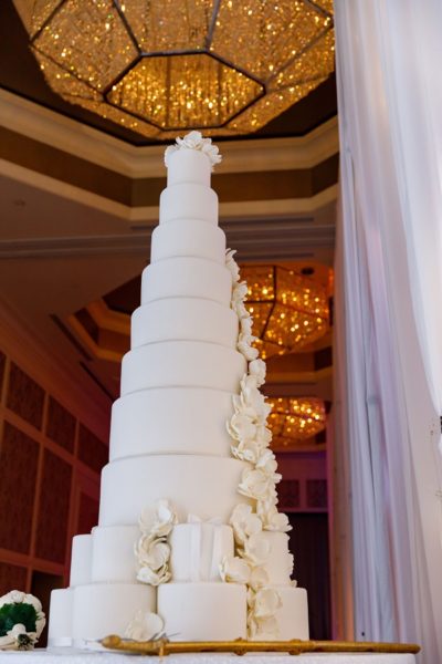 Huge tiered modern wedding cakes by @emma_cakery @emma_cakery_weddings Love  is in the Air 💕💕💞 #emmacakery #weddingcake #weddi... | Instagram