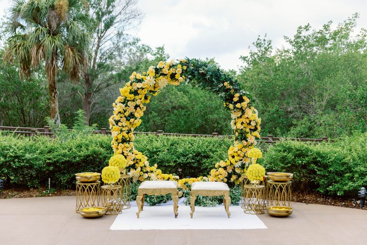 Ceremony-with-ariel-side-tables