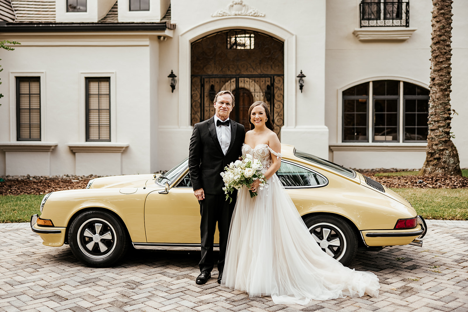 ride-to-ceremony-classic-porsche-with-bride-and-father