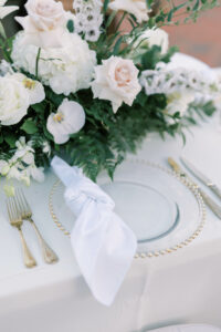 gold-belmont-chargers-with-white-lamour-napkins