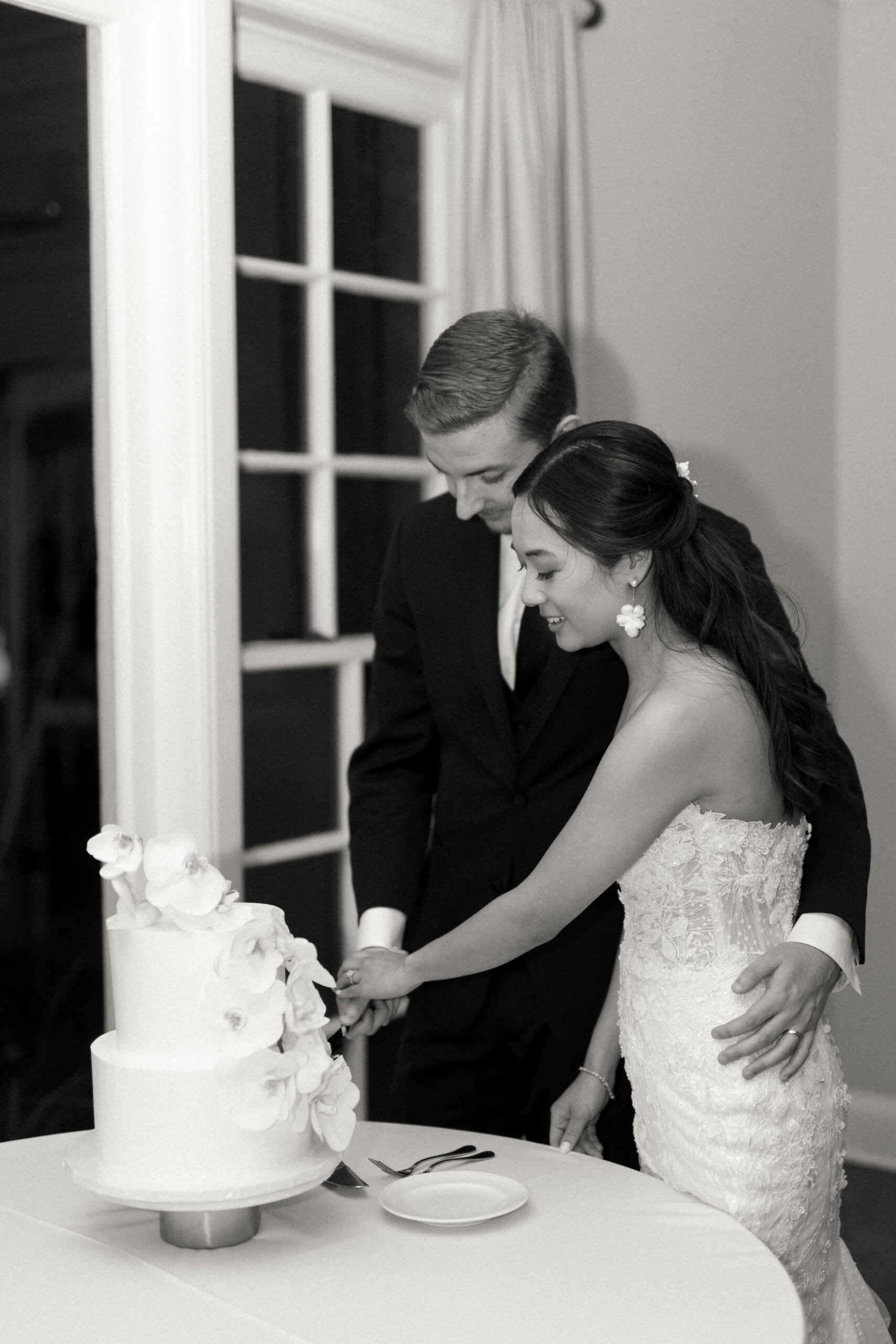 cake-cutting-outdoor-wedding-couple